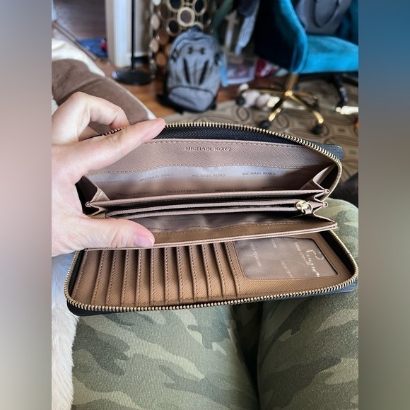 𝅺AUTHENTIC Michael Kors Black Leather Continental Wallet Wristlet - Picture 8 of 15